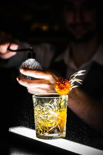 Bir bardak alkol, çiçekler ve arka planda erkek silueti, yaşam tarzı fotoğrafı.