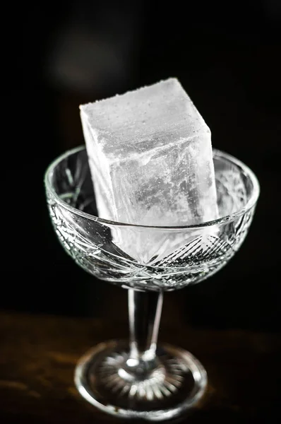 Big Ice Cube w szklance. Szczegóły tekstury lodu — Zdjęcie stockowe