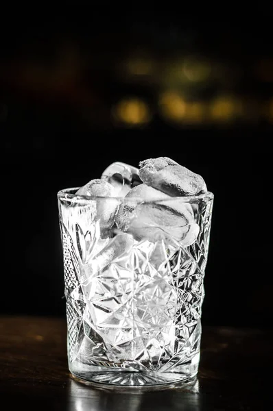 暗い背景に空のガラスに氷のキューブ,詳細とフロントビュー — ストック写真