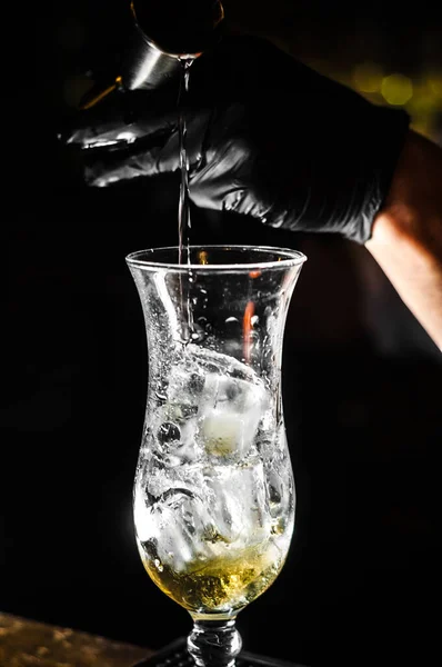 Uzman barmen gece kulübünde kokteyl hazırlıyor.