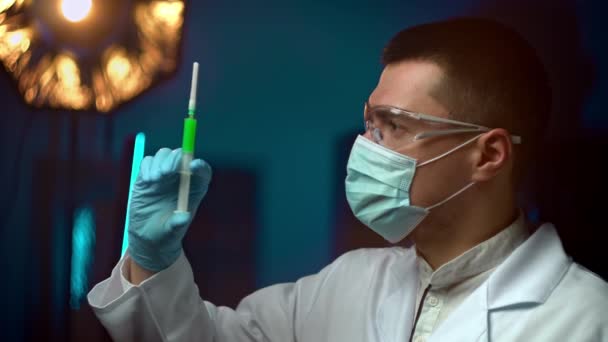 Bonito médico masculino preparando seringa com vacina — Vídeo de Stock