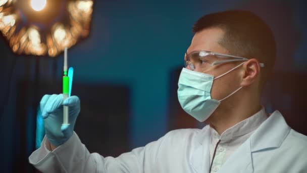 Médico con jeringa, hombre con máscara médica y guantes azules preparándose para la inyección. Concepto de vacunación y tratamiento en la clínica — Vídeo de stock