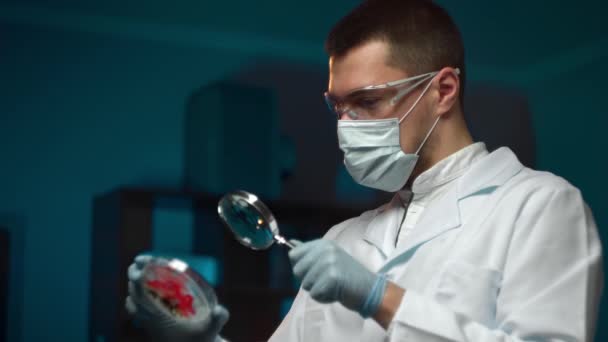 Médico varón que trabaja en el laboratorio con la vacuna contra el virus — Vídeo de stock