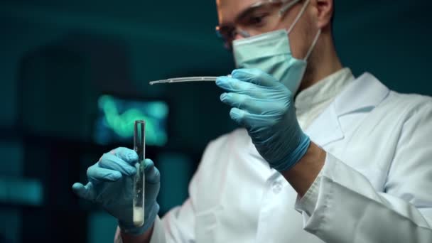 Joven científico en química brillante laboratorio — Vídeo de stock