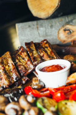 Izgara sebze ve barbekü sosunda marine edilmiş domuz pirzolası.