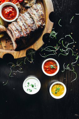 Izgarada ızgara pirzola ve barbekü sosu.