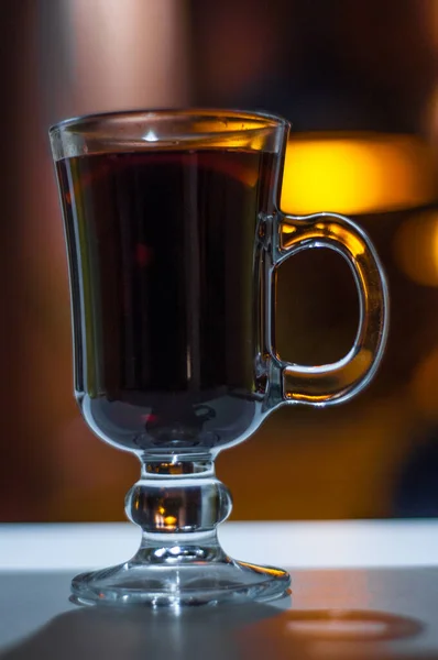 Glögg vin i ett glas isolerad på en mörk bakgrund — Stockfoto