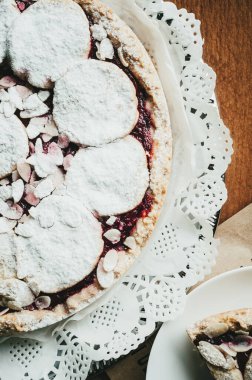 Ev yapımı organik vişneli turta. Manzarayı kapat. Dikey fotoğraf