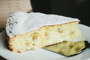 Elmalı turta, Charlotte. Tahta masadaki beyaz tabakta.