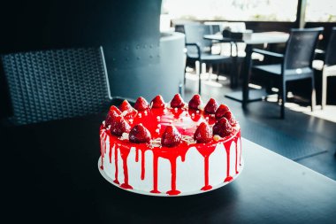 Restorandaki masada çilekli ve çilekli soğuk cheesecake.
