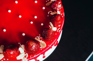 Siyah masada çilekli turta. Üst görünüm
