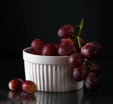 Kırmızı üzüm beyaz kase darkphoto