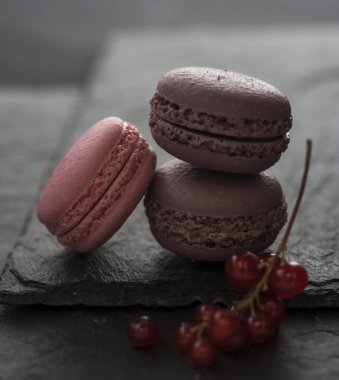 pembe macaroons ahududu düşük anahtar fotoğraf
