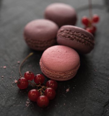 pembe macaroons ahududu düşük anahtar fotoğraf