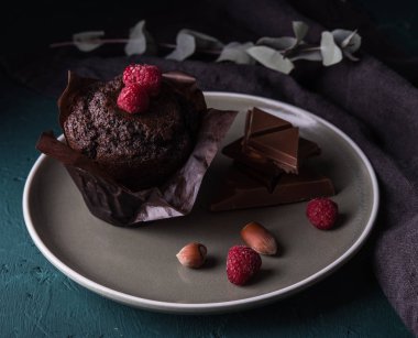  Ahududu darkphoto ile çikolatalı kek 