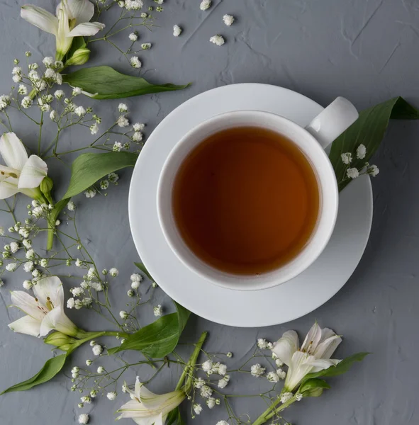 Schwarzer Tee Weiße Blumen Draufsicht — Stockfoto