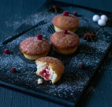 Redberry çörek karanlık fotoğraf beyaz toz