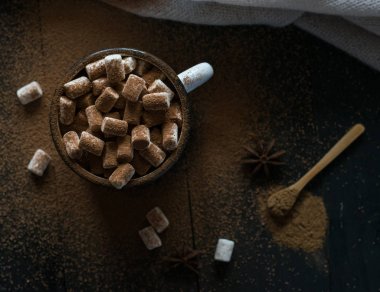 fincan kakao krema ve tarçın ile