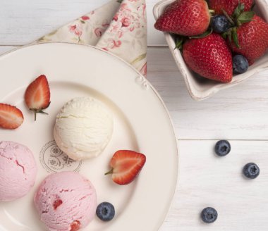 dondurma vanilya ve çilek üst görüntüleme