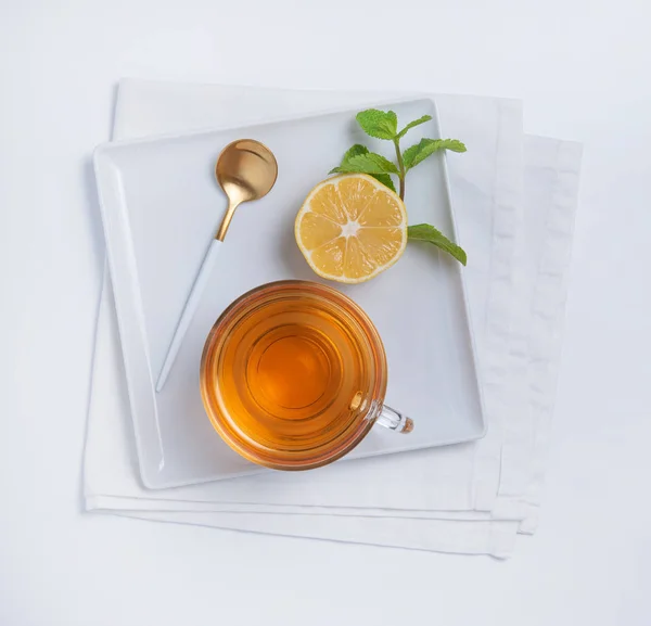 Kare tabakta limonlu ve naneli bir fincan çay.. — Stok fotoğraf