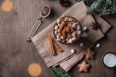  Zencefilli ekmek ve tarçınlı bir fincan kakao ve lokum. 