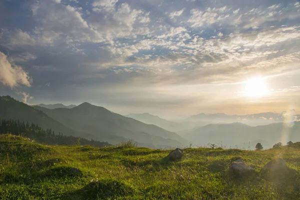 Beau paysage de vallée de montagne d'été en Géorgie — Photo