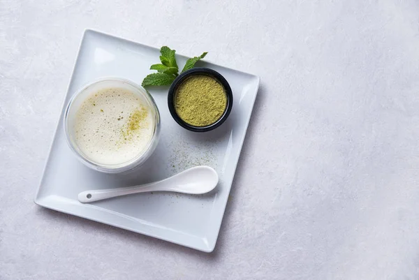 Zelený čaj matcha v průhledném skle na bílém pozadí — Stock fotografie