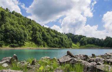 Bir yaz günü Georgia 'da bir vadide dağ gölü