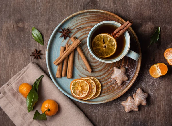 Mandalinalı çay ve ahşap bir masada zencefilli ekmek.