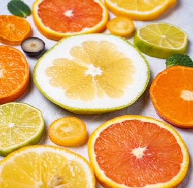 Türlü taze portakal dilimleri, Mandarin, greyfurt., 