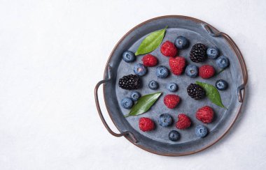 sulu taze ahududu, yabanmersini, böğürtlen ve nane yaprağı