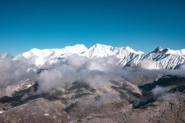 Soçi 'deki Rosa Khutor dağ kayak merkezi. Bulutlu, güneşli bir kış günü