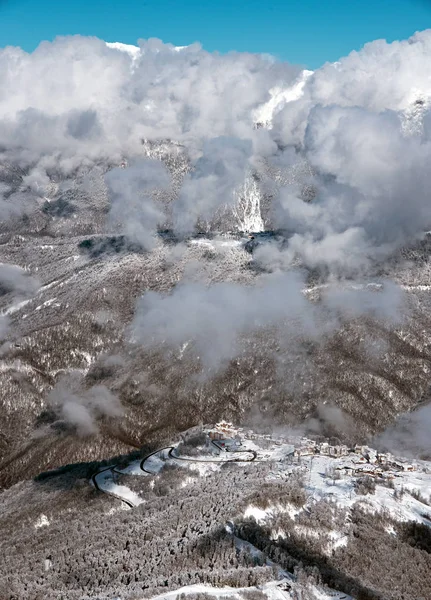 Гірський гірськолижний курорт Роза Хотор в Сочі. Зимовий сонячний день з хмарним — стокове фото