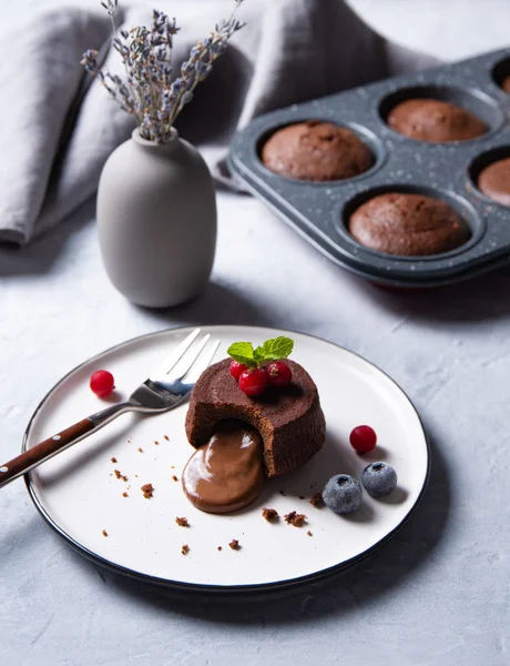 Frais chaud végétalien chocolat fondant lave avec des baies sur une assiette blanche — Photo