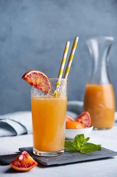 Delicioso Jugo Naranja Casero Recién Exprimido Con Una Rebanada Naranja — Foto de Stock