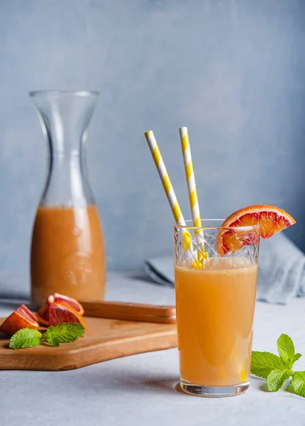 Delicioso Jugo Naranja Casero Recién Exprimido Con Una Rebanada Naranja — Foto de Stock