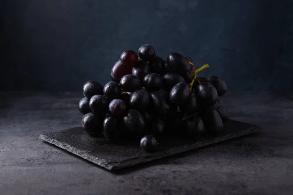 Cluster Juicy Black Grapes Lies Black Slate Dark Gray Table — Stock Photo, Image