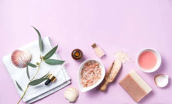 Pembe Himalaya tuzu, sabunu ve okaliptüs dallı doğal organik kozmetik ürünler. Aromaterapi ve kaplıca tedavisi. Üst görünüm, düz görünüm ve boşluk kopyala
