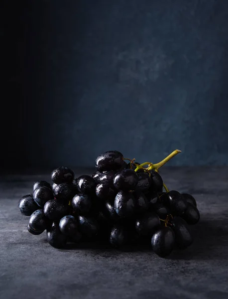 Conjunto Suculentas Uvas Pretas Encontra Uma Mesa Cinza Escura Foto — Fotografia de Stock