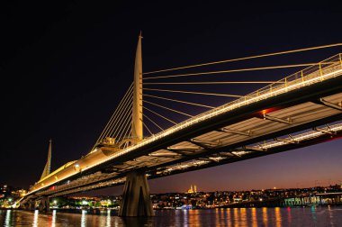 İstanbul 'da gece güneşli yaz manzarası. Mavi camii manzaralı Boğaz 'ı geç.