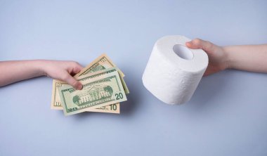İnsanlar koronavirüs salgını sırasında dolar karşılığında tuvalet kağıdı alıyorlar. Temel mal sıkıntısı