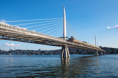 İstanbul 'da yaz güneşli bir manzara. Mavi camii manzaralı Boğaz 'ı geç.. 