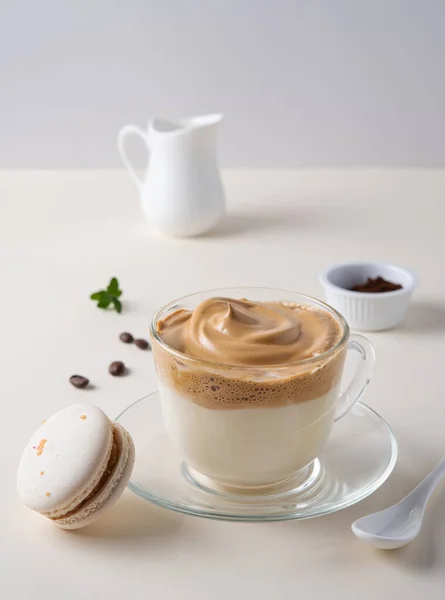 Aroma Koreanischer Dalgona Kaffee Einer Glasschale Mit Makronen Auf Hellgelbem — Stockfoto