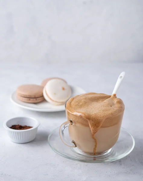 Flux Café Coréen Dalgona Dans Une Tasse Verre Avec Macaron — Photo