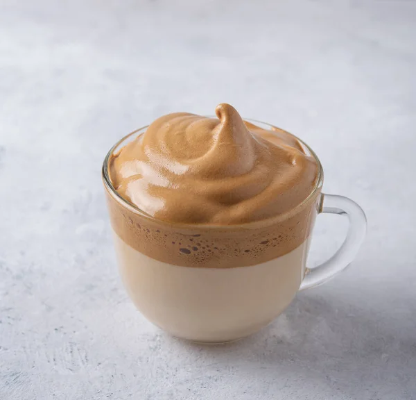 Aroma Koreanischer Dalgona Kaffee Einer Glasschale Mit Veganer Milch Auf — Stockfoto