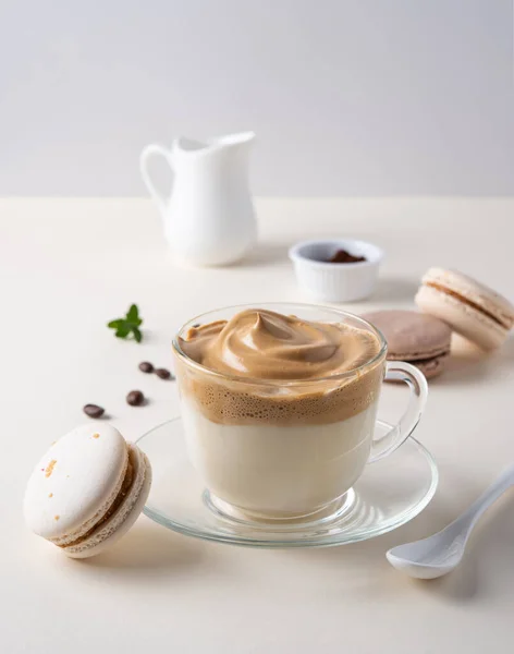 Dalgona Kaffee Einer Glasschale Mit Makronen Und Milchkanne Auf Hellgelbem — Stockfoto