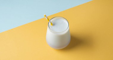 Mavi ve sarı arka planda bir fincan kibrit çayı. Üst görünüm ve kopyalama alanı