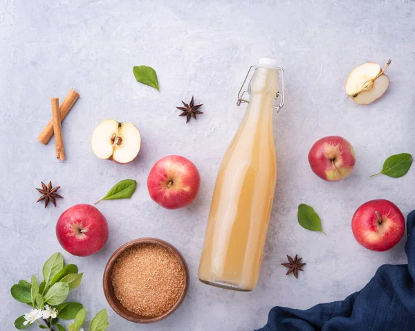 Bebida Fresca Casera Manzana Con Especias Azúcar Morena Sobre Fondo — Foto de Stock