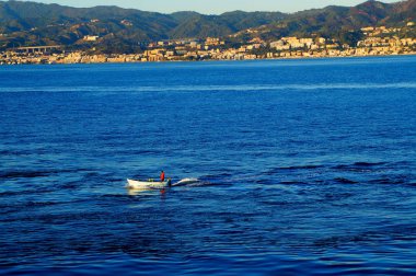 Messina Boğazı denizde balıkçı.