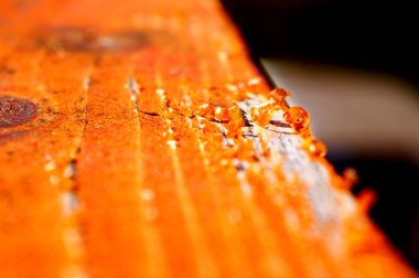  Güneş tarafından giyilen boyalı ahşap.